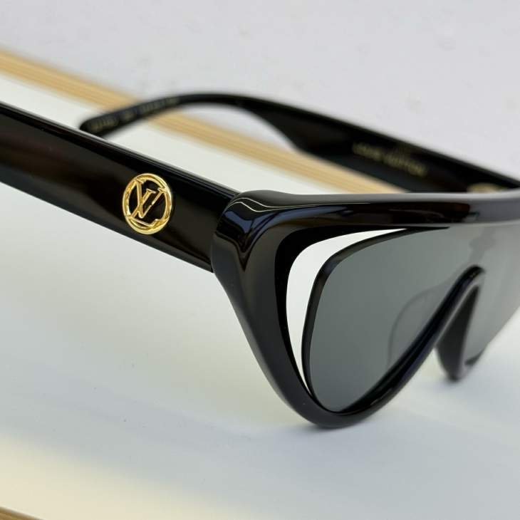 Picture of Louis Vuitton Sunglasses _SKUfw77293686fw